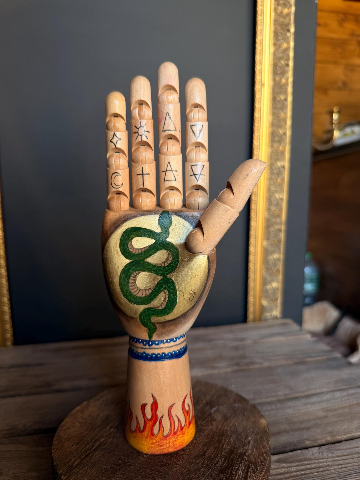 NILA - Main en bois, œuvre unique