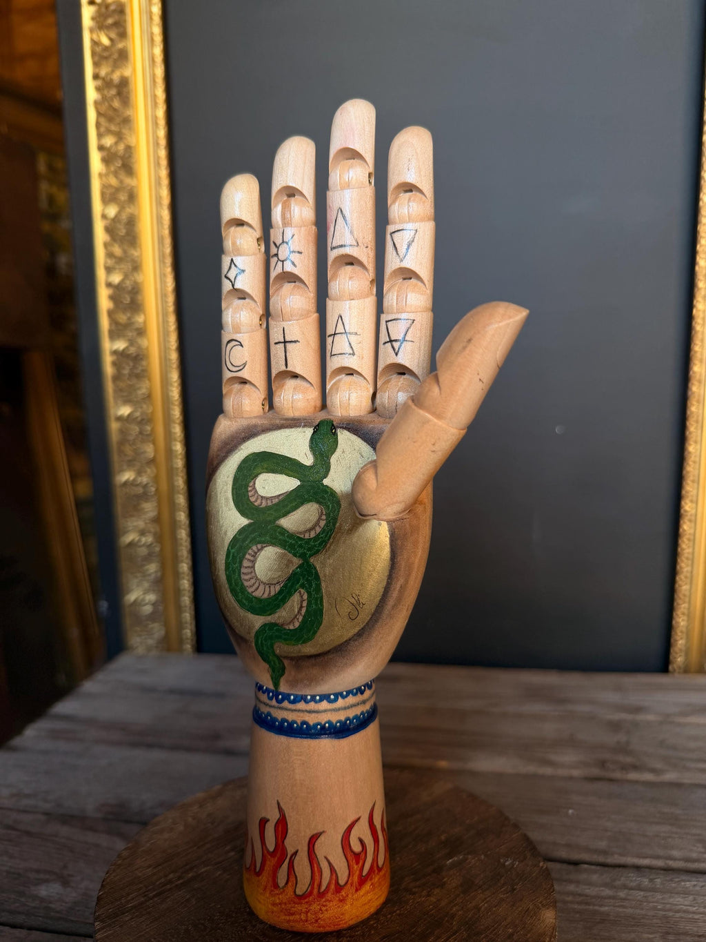 NILA - Main en bois, œuvre unique