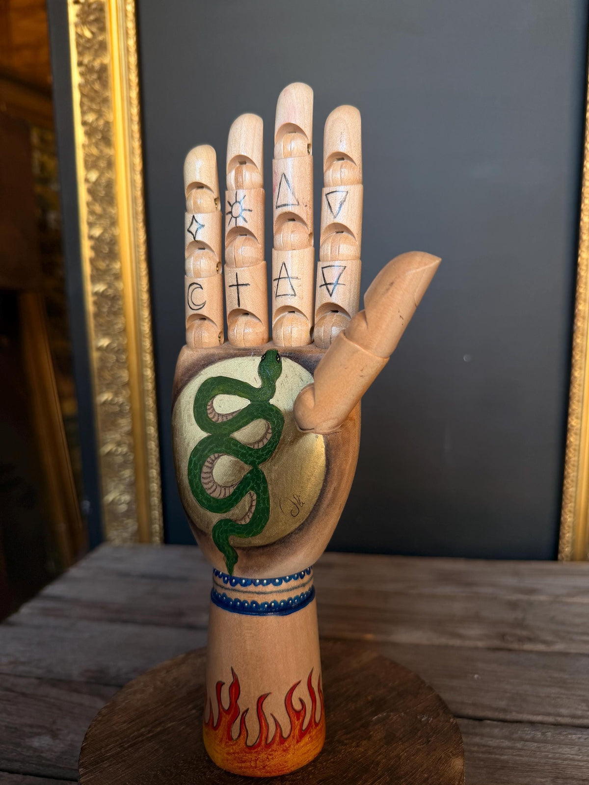 NILA - Main en bois, œuvre unique