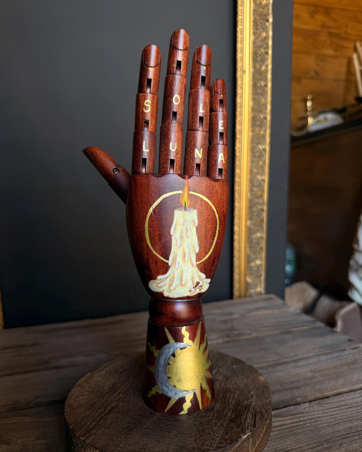 LUMA - Main en bois, œuvre unique