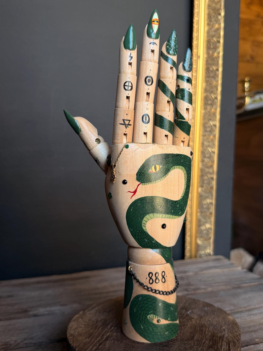 NAGAÏA – Main en bois, œuvre unique