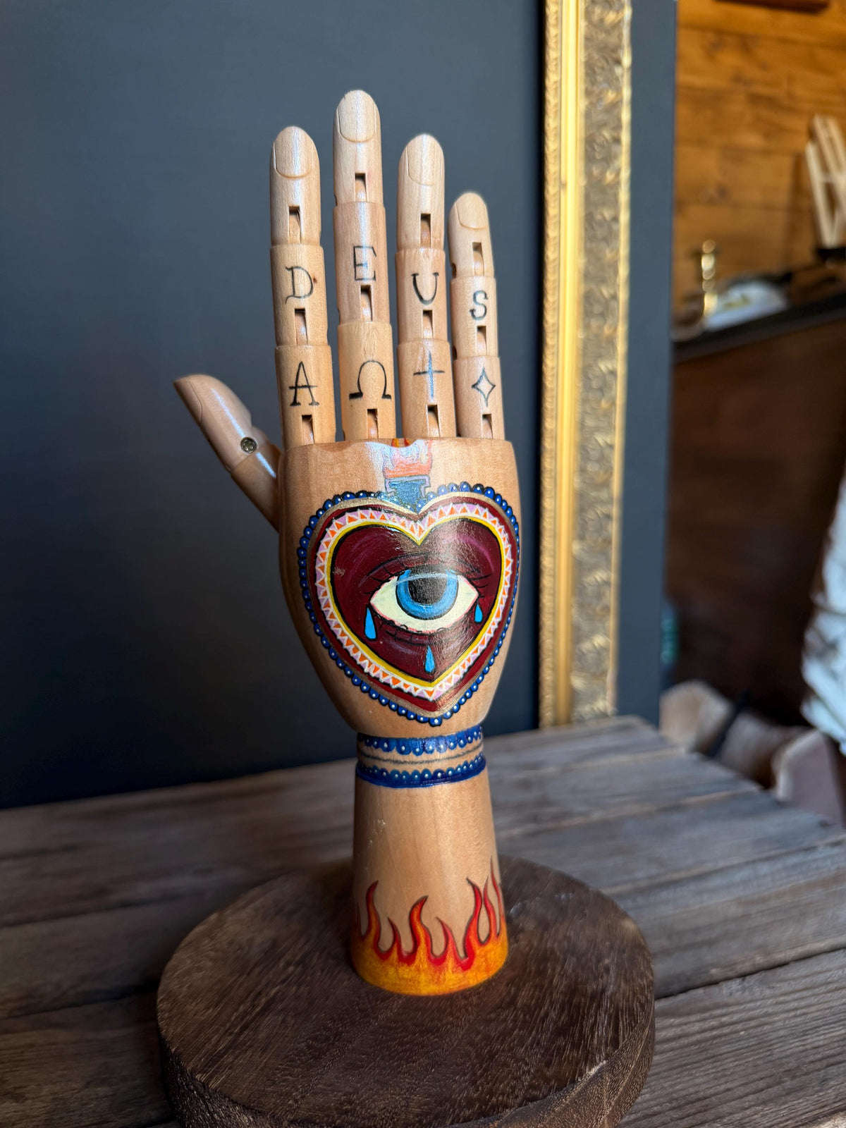 NILA - Main en bois, œuvre unique