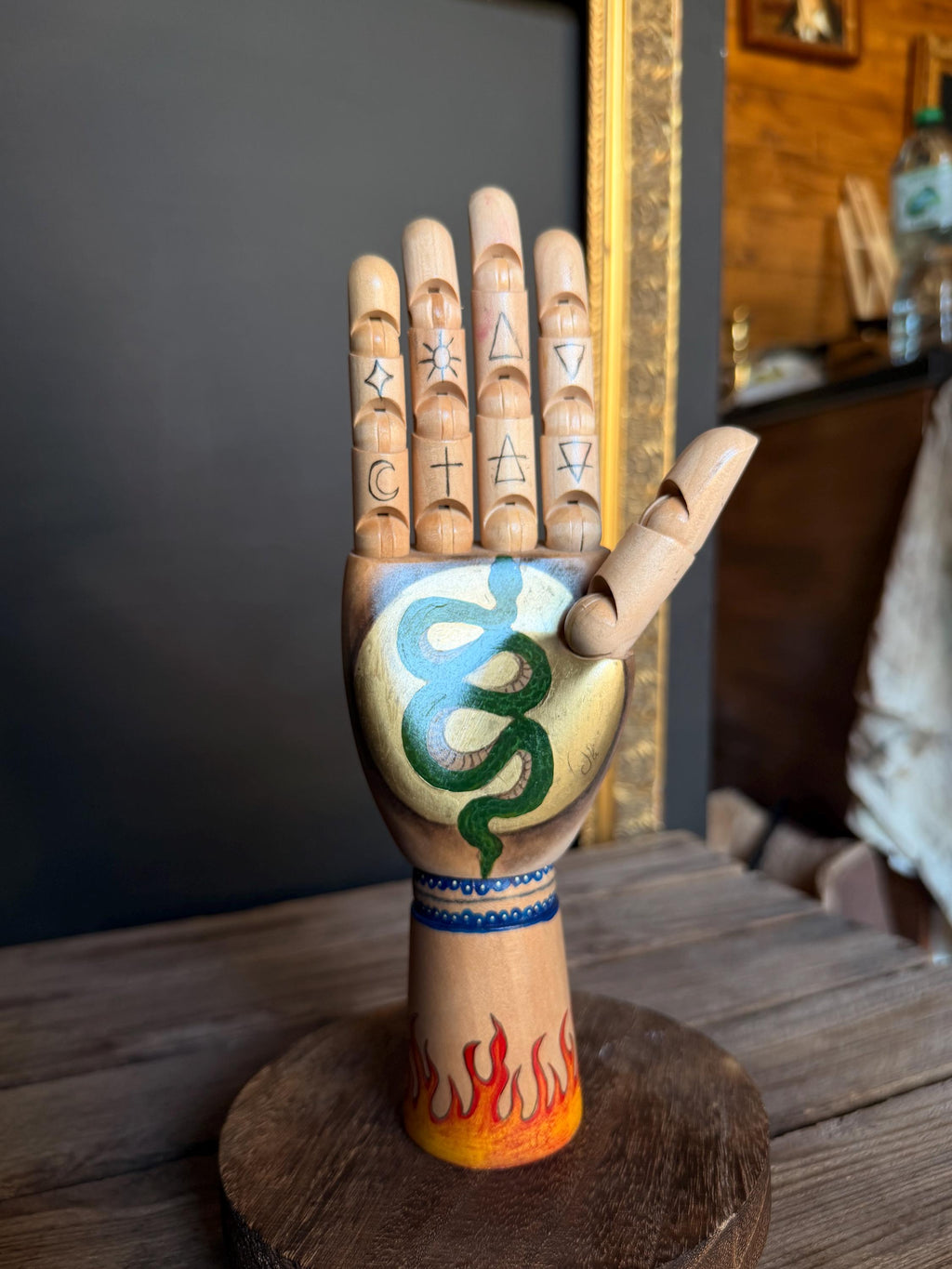 NILA - Main en bois, œuvre unique