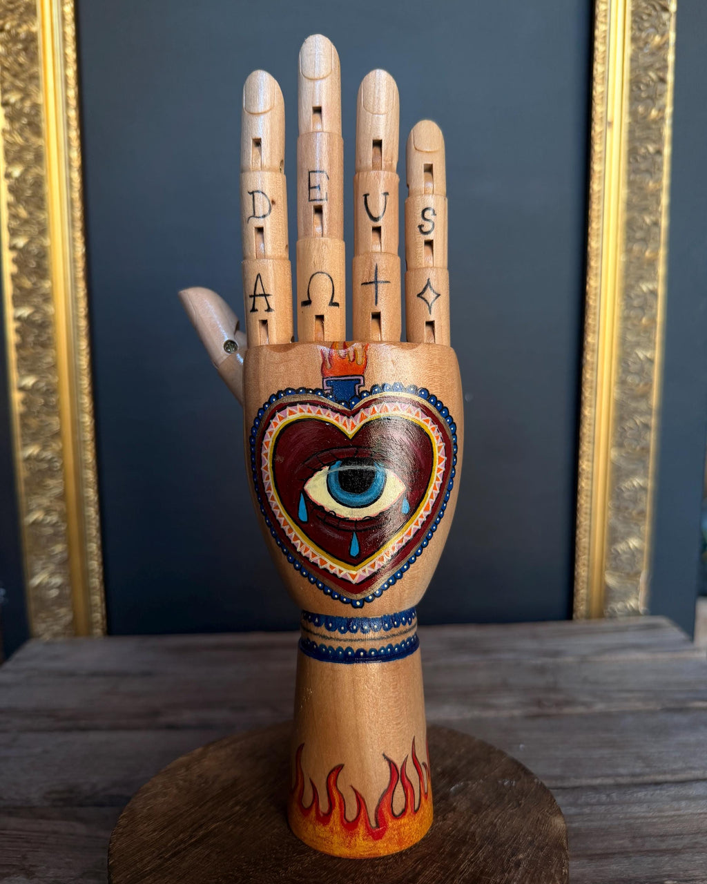 NILA - Main en bois, œuvre unique