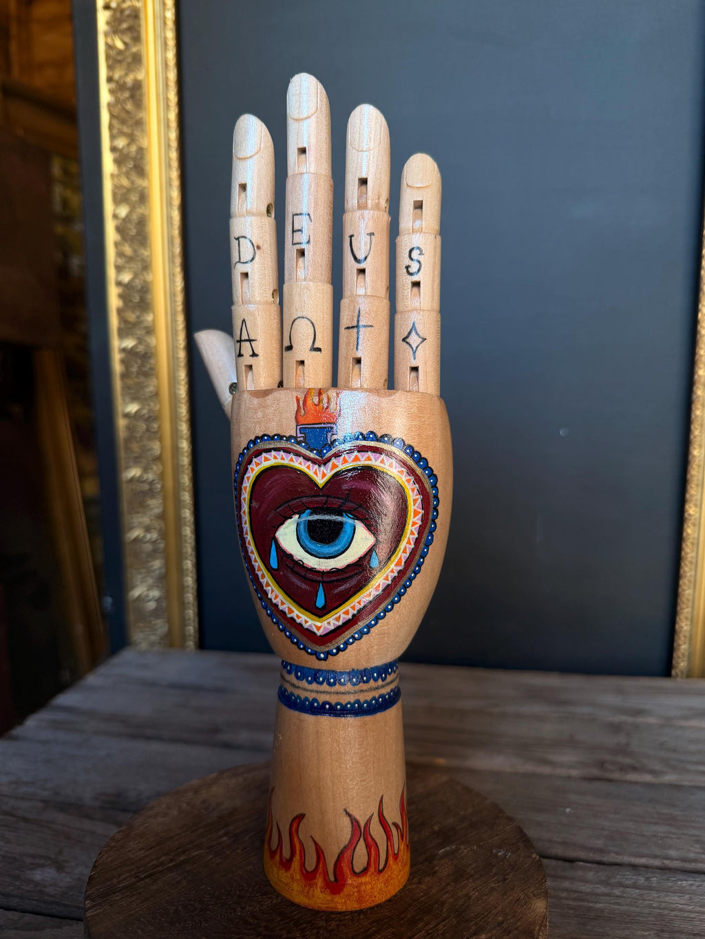 NILA - Main en bois, œuvre unique