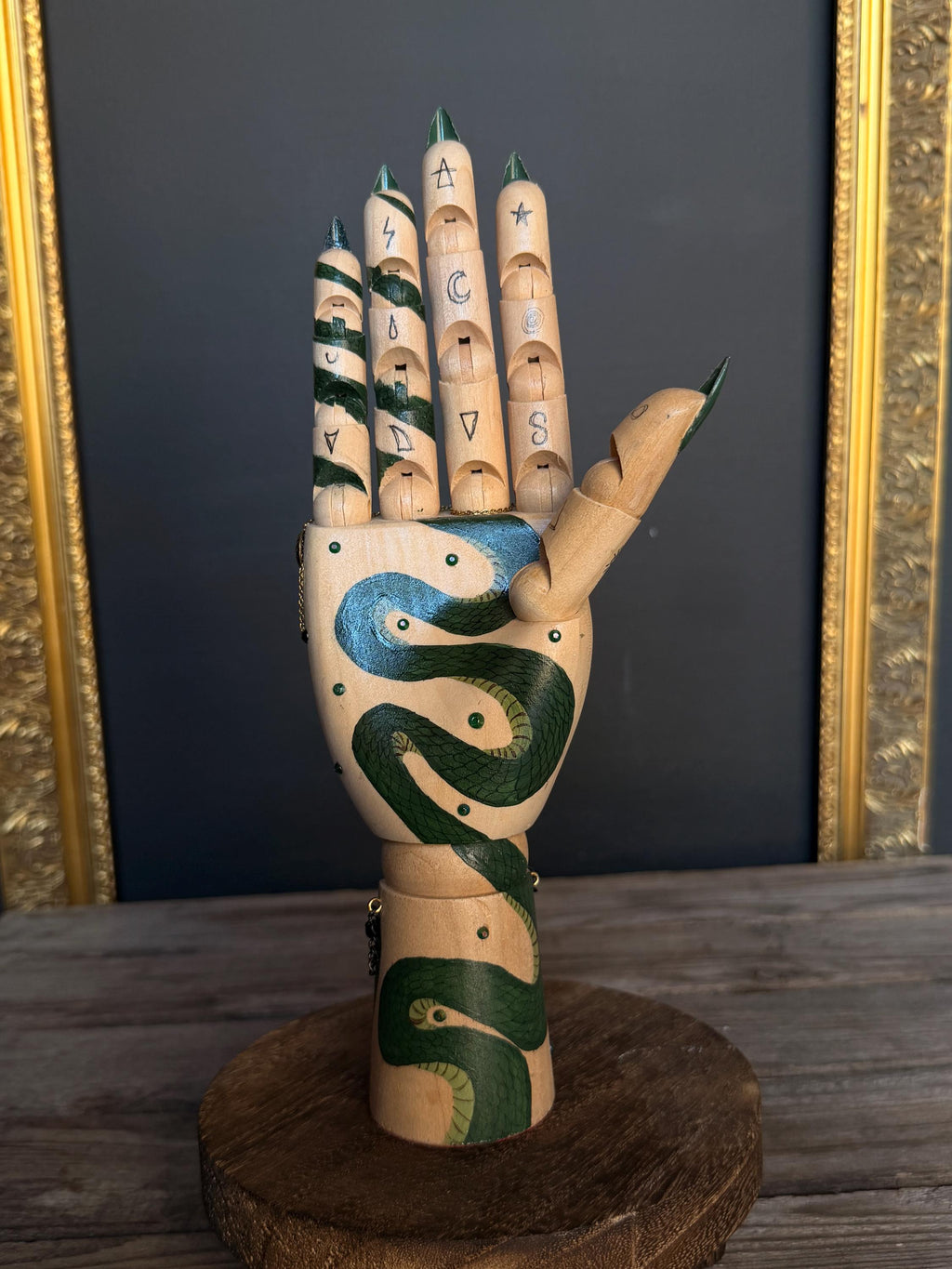 NAGAÏA – Main en bois, œuvre unique