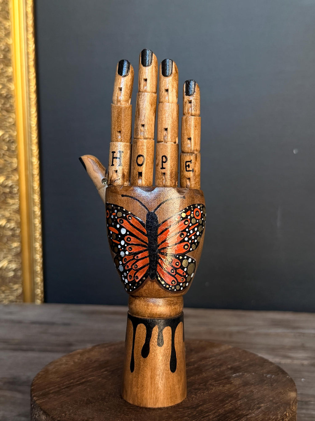 ELYA – Main en bois, œuvre unique